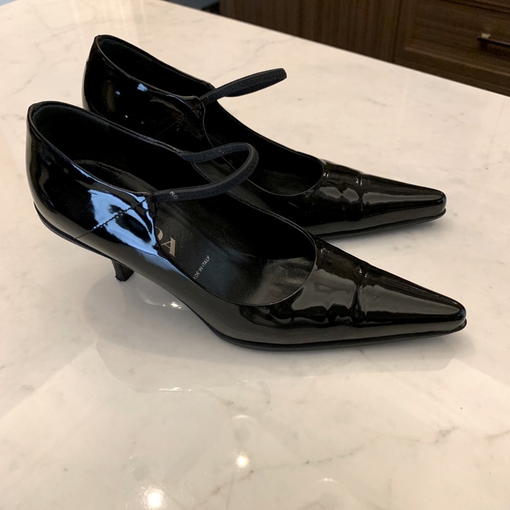 Like new Prada Black Patent Leather Pump